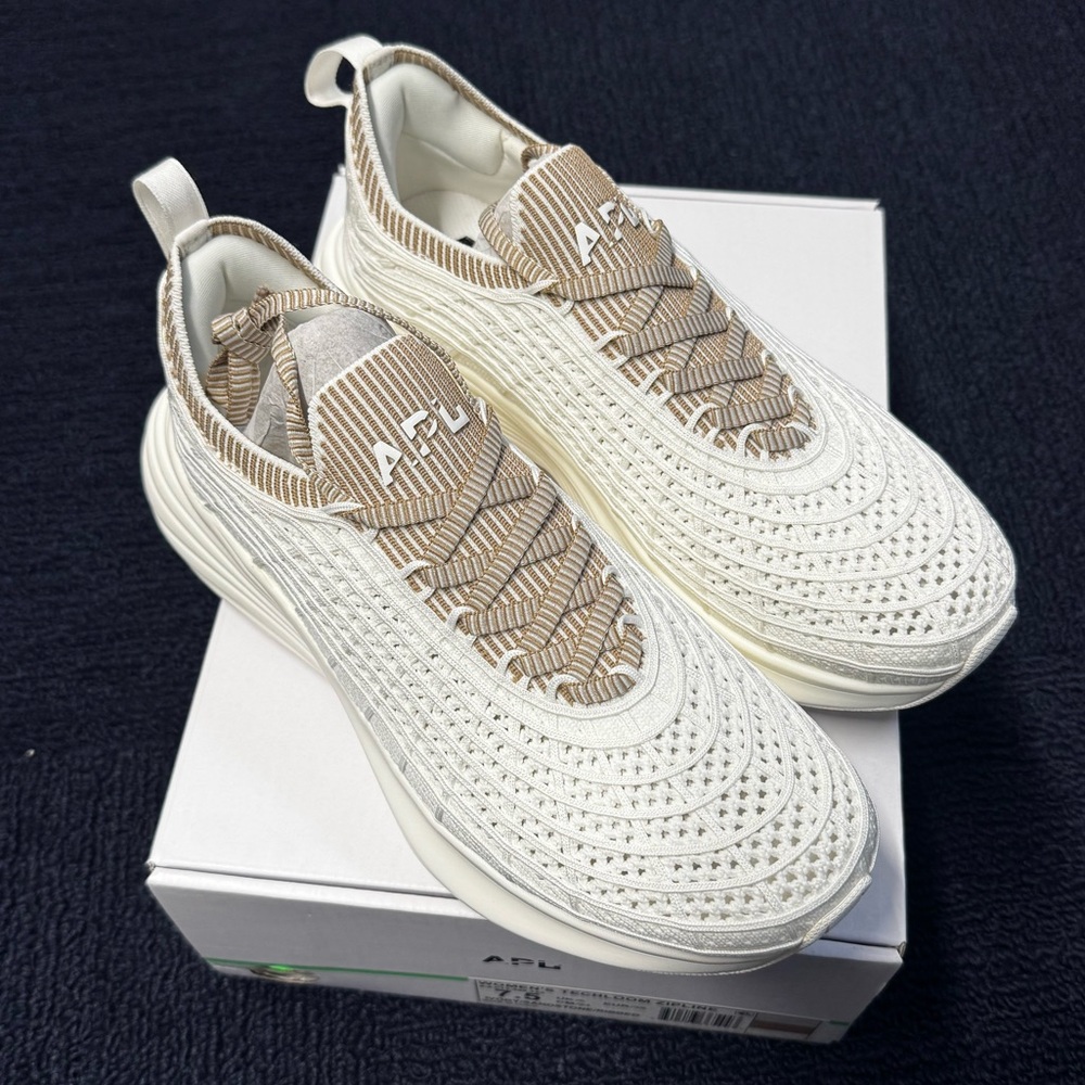 NWT APL Zipline ivory/sandstone/ribbed size 7.5 women’s